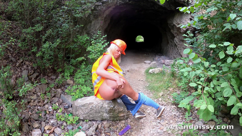 Puffy Network: Claudia În natură, partea 2 de umedă și pișată