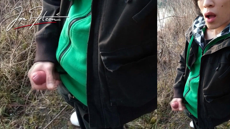 Jon Arteen: Venku, Jon Arteen masturbuje svého tumescent twink ptáka, ejakuluje sperma,...