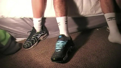 Sneaker gay: Sneaker onderwerping in de hotelkamer