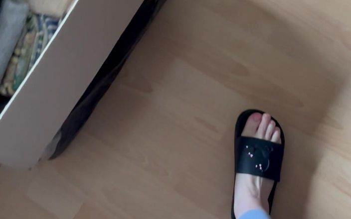 Feet: POV: 회색 레깅스를 입고 걸을 때 플립플롭의 소리
