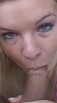 Blonde loszka ssie własnego twardego kutasa