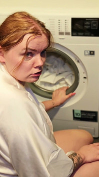 Mon Demi-frère Me Baise Pendant Que Ma Tête Est Dans La Machine À Laver Et Couvre Mes Seins De Son Sperme.