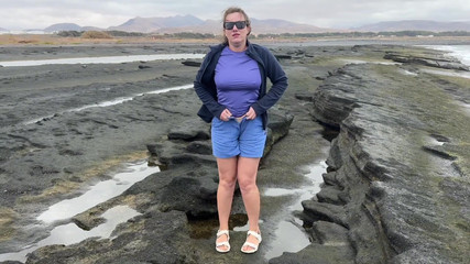 Emma Voyeur: सुडौल लड़की सार्वजनिक पेशाब करने के लिए बेताब है