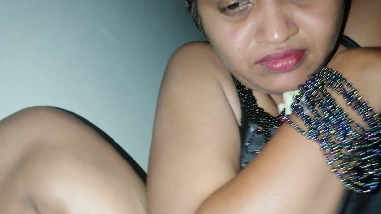 Tina Baby: Alkolsüz kulüp orta yaşlı seksi kadın sikişmeye hazırlanıyor