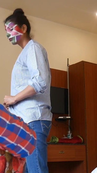Unschuldiges desi-mädchen stimmt zu, alle kleidung zu entfernen, um einen Modellierungsjob zu bekommen