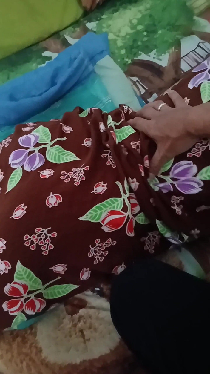 KingLeo: 在她房间里操女佣