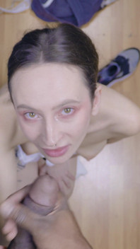 Faccia piena di sperma dopo il sesso anale
