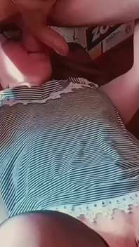 ek chaalaak milf(chodne laayak mammi) grihini marammat ke badle marammat karne vaale ko land chusaee dene ke lie saude par hamla karti hai-apratyashit gand chudaee samaapt hona