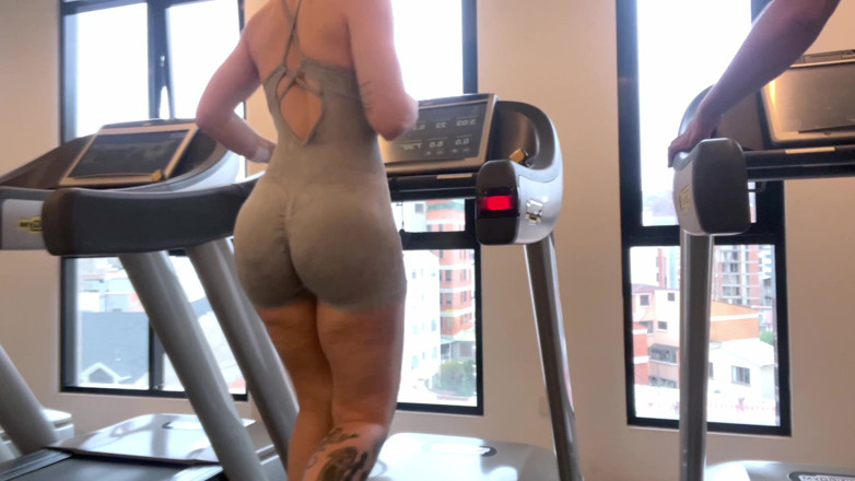 Secret Latina: In palestra: ragazza fitness con un gran culo che corre...
