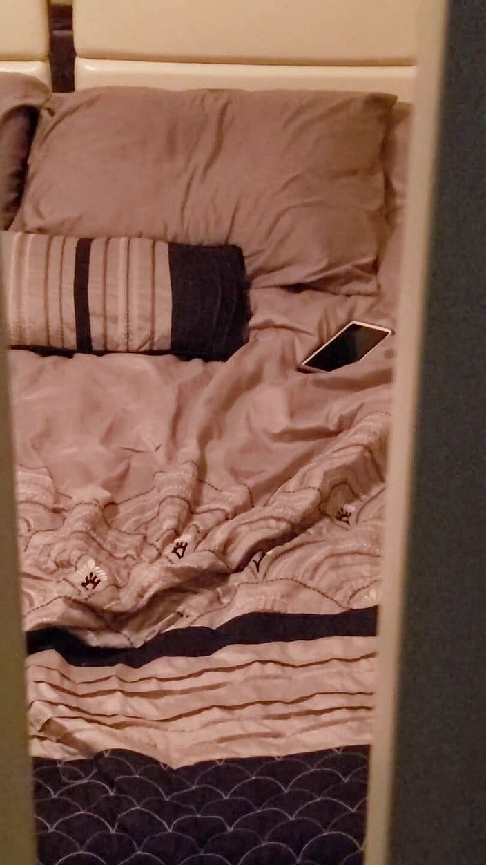 Sexycrittler: Moglie arrapata sorpresa a masturbarsi con un porno lesbico davanti...