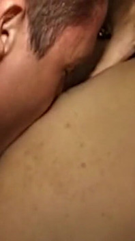 젊은 창녀가 엉덩이, 입, 질에서 세게 박힌다