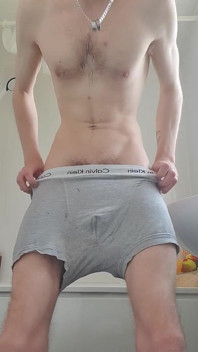 Teenie kommt ganz nass aus dem bad