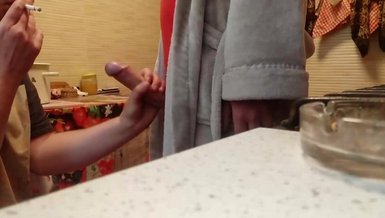 SchoolPrincess: 彼のペニスと精子をタバコで吸う