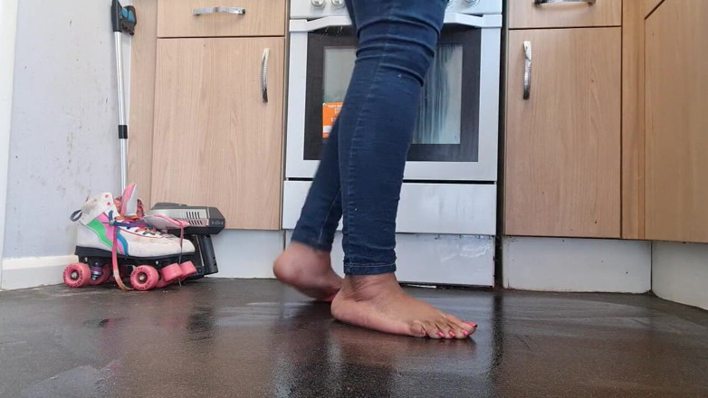 Simp to my ebony feet: Limpiando piso con pies sucios