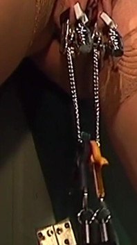 Madura morena milf atada con pinzas para pezones pesados