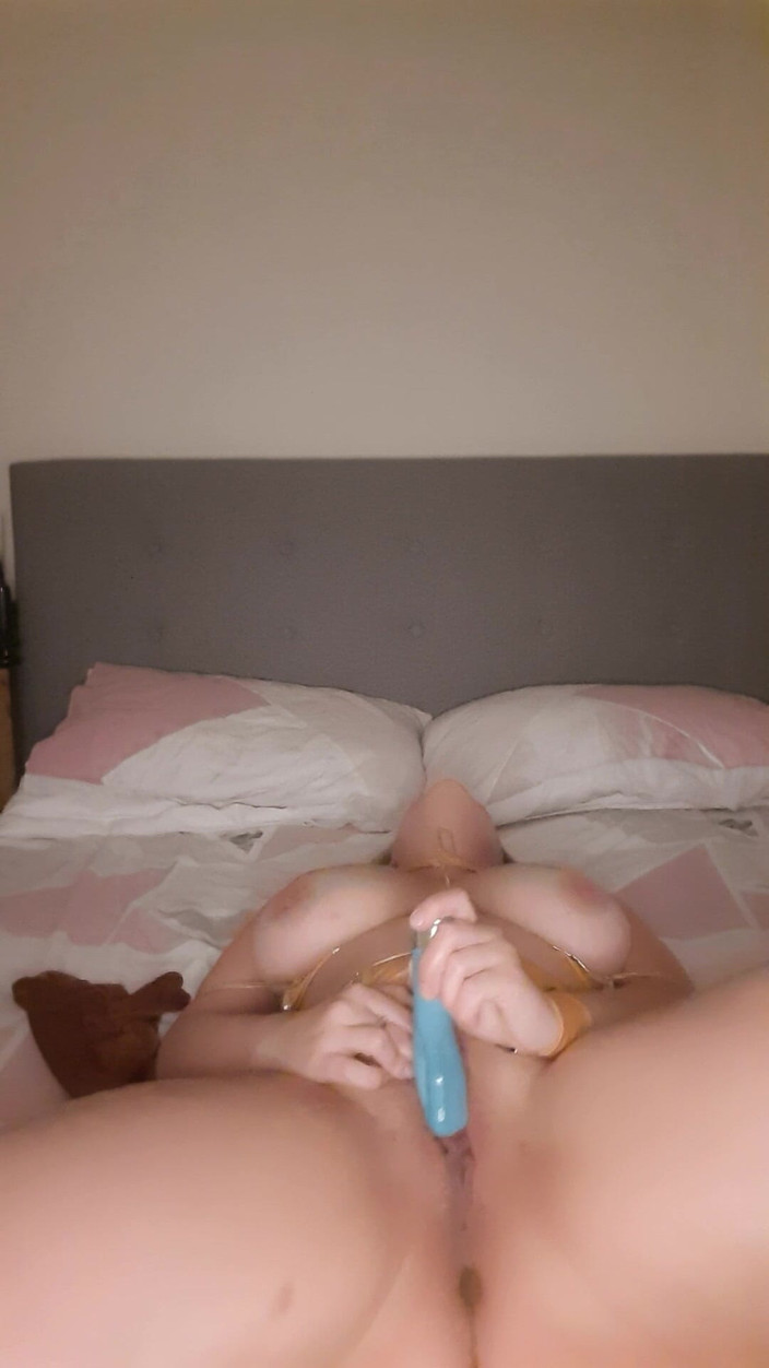 Maisie Lewis: Мейсі Льюїс у косплеї принцеси Леї та її Йоди Toy.mp4