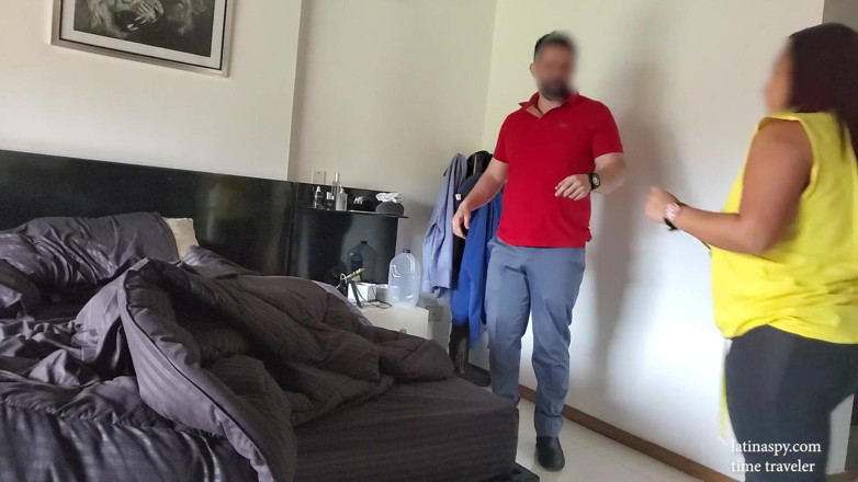 Time traveler: Empregada só usa uma camisa amarela