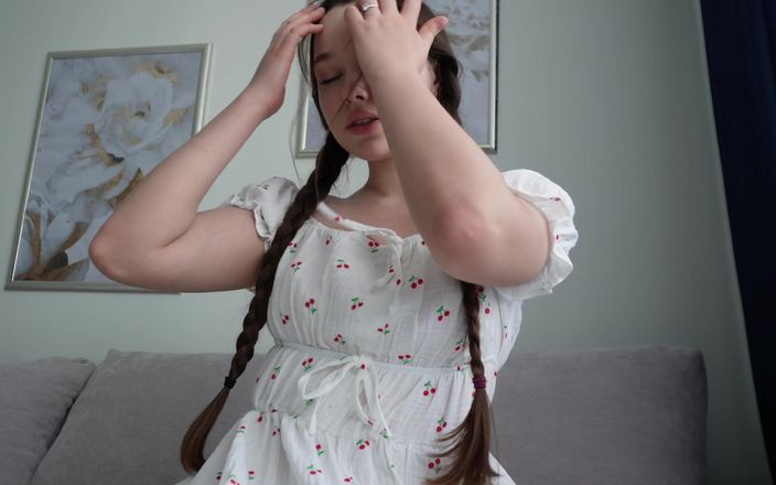 Arina_Love: Bratty nevlastní sestřička se dotýká sama sebe pod svými šaty - sólo...