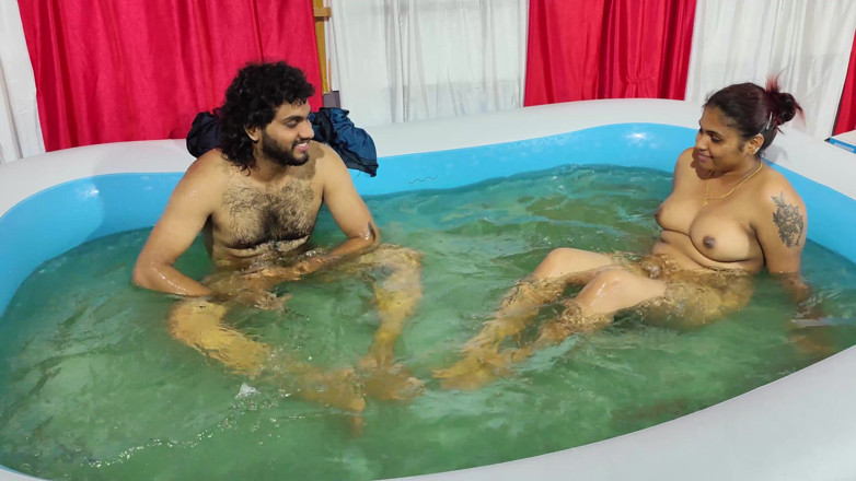 Vaishnavysharunraj: Couple, romance torride dans la piscine