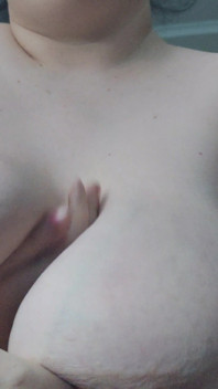 Jugando con mis enormes tetas mientras me estoy mojando