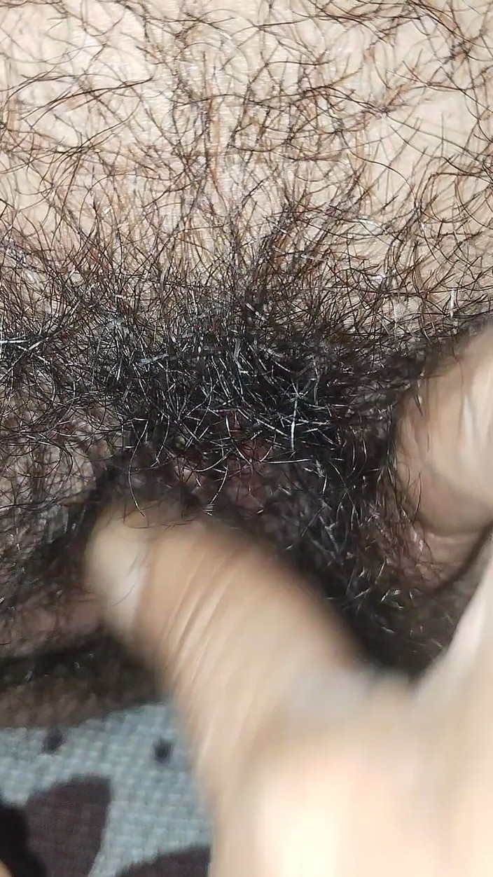 Xoxo Times: Menjolok pepek matang berbulu panasnya