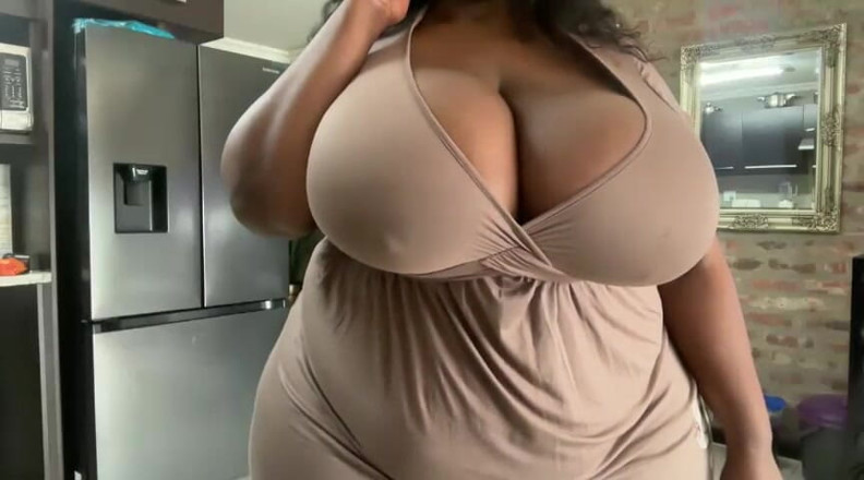 Legendary Booty Overdose: Verführerische bBW neckt mit saftigem möpsespiel