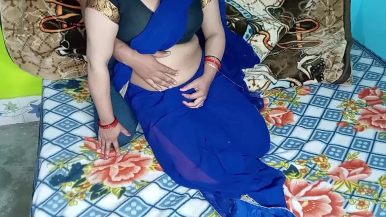 Manjushukla: Nyligen sexig Bhabhi i blå färg Sari.