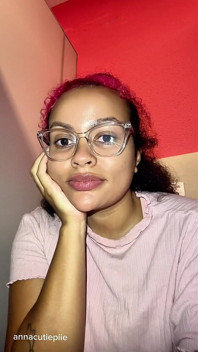 Chica gasa en el baño público intenta aguantar pero se tira un pedo fuerte