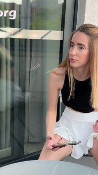 Ateşli sevimli güzel yüzlü üniversiteli kız balkonda sıkı etli amını ve çıplak götünü göstermek için mini etekle külotsuz kalıyor