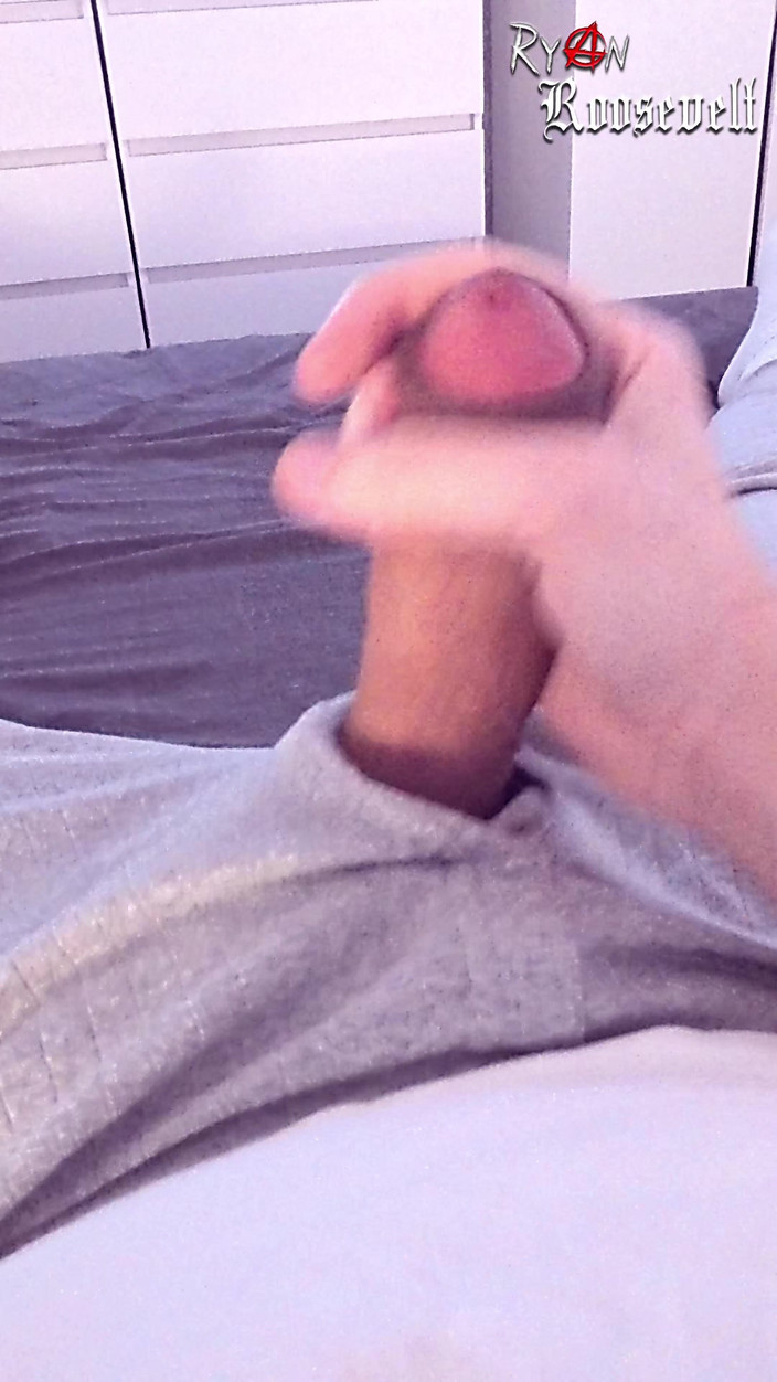 Ryan Roosevelt: Guardare il porno porta a una sborrata rumorosa dopo una...