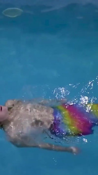Zajatá mermaid tě škádlí v bazénu