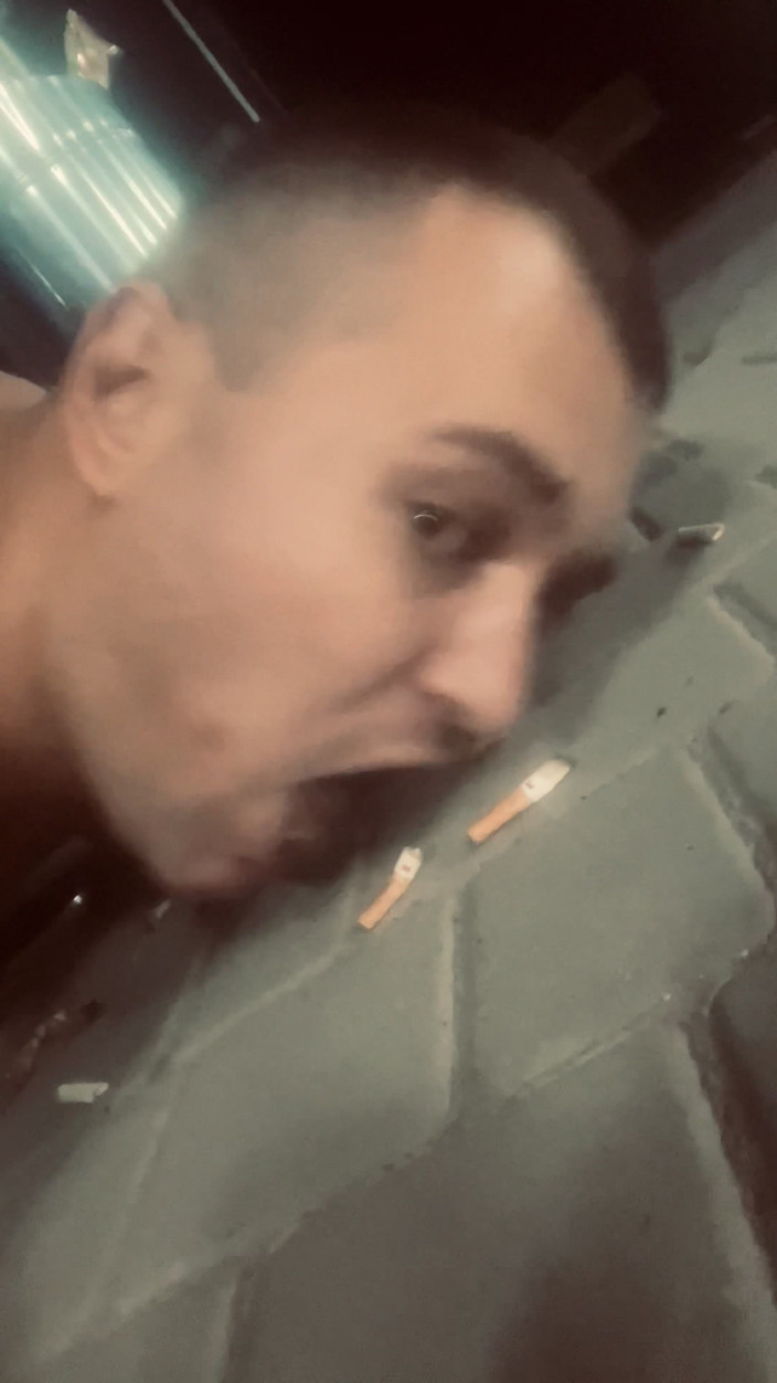 Merry Bell: Jí cigaretové zadky a koše z koše na ulici