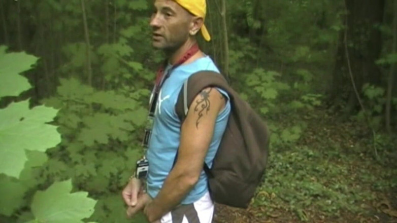 Gaybareback: Tizio gay scopato da un twink nella foresta da cruising...