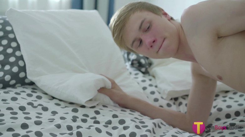 Doggy boys: Il ragazzo teen biondo allarga le guance del culo per...