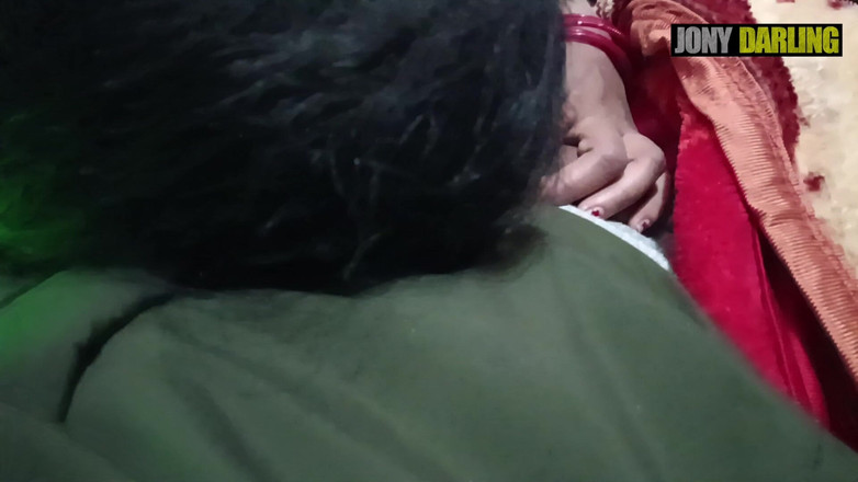 Jony Darling: Vrouw zuigt lul tijdens het kijken naar cricketwedstrijd