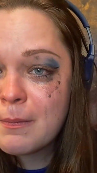 Detailní vzlykání a zničený make-up