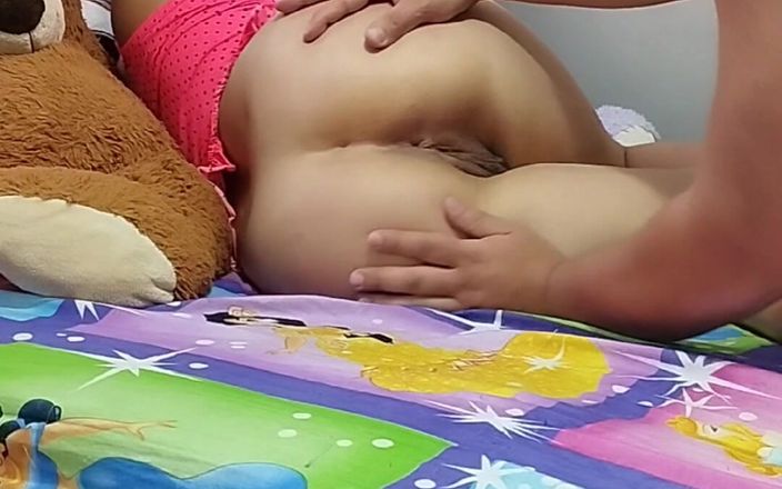1lindapareja: मैं अपनी प्यारी और प्यारी सौतेली बहन को उसके भरवां जानवरों के साथ हिजाब के बिना पाता हूं और मैं उसकी अरबी चूत खाती हूं
