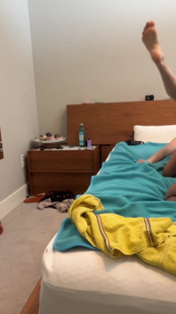 Ffmcute 女孩用穿戴式假阳具激情地操她身材完美的继妹