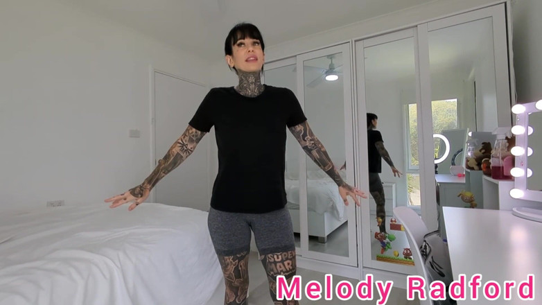 Melody Radford: Vyzkouší metalické tmavomodré mikro bikiny Melody Radford Onlyfans