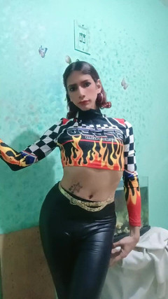 Femboy from Colombia: Nous sommes là pour vous servir