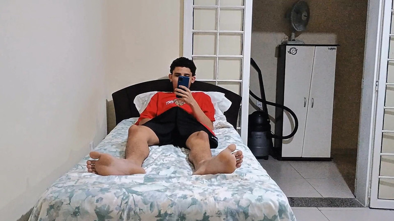 Erick rosa ofc: 의붓아들은 옷장에 숨어 그의 매력적인 계모를 지켜보고 있다가 그녀가 이를 알아채고 그와 관계를 맺는다