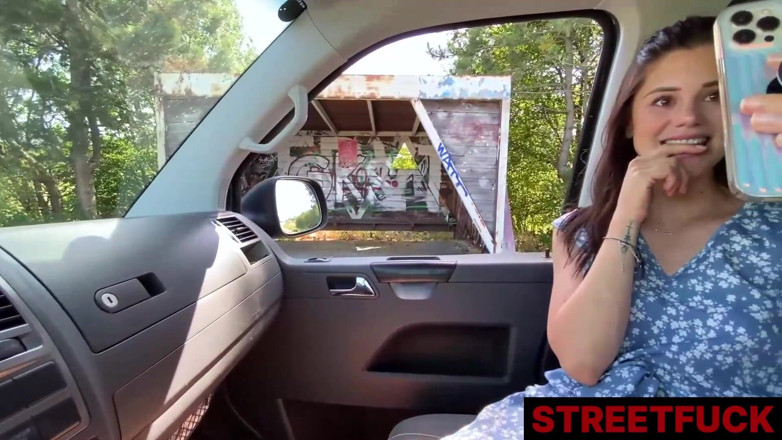 STREETFUCK: Micuța Caprice futută în stradă se fute cu un străin