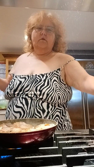 BBW nurse Vicki adventures with friends: Cozinhando costeletas de porco para o jantar e mostrando enquanto...