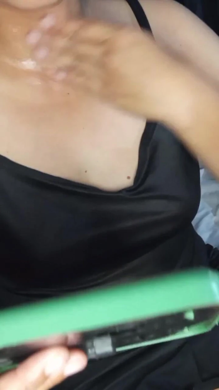 Atiqah jb: Atiqah играет со своими грудями и носит лосьон