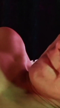 Franse tong - rondborstige blonde milf wordt geneukt en in het gezicht gespoten