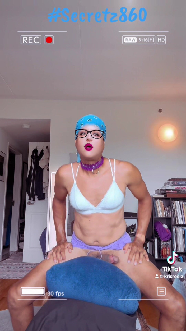 Creative Self Pleasure: Kris Reelz- Călărind un teanc de pernă ca o curvă