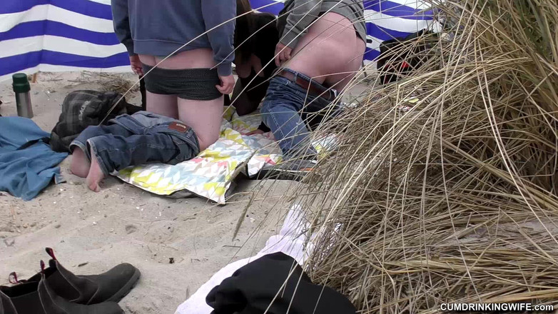 Cumdrinking Wife: Gruppknullad av sex främlingar på en strand
