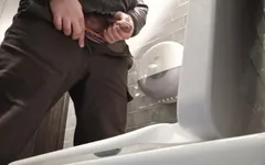 Kamera toilet. Kencing di toilet umum