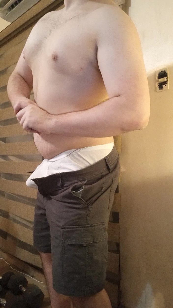 Himbo_Fox: Muskulöser hengst spielt mit seiner beule und seinen brustwarzen