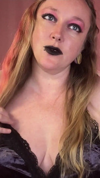 L'accordo satanico della ragazza gotica
